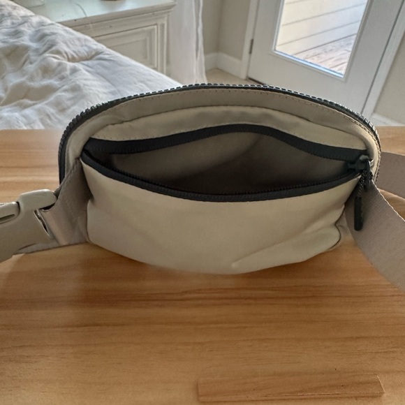 🍋 lululemon 🍋 Everywhere Belt Bag NWOT Seal Grey - Picture 2 of 4